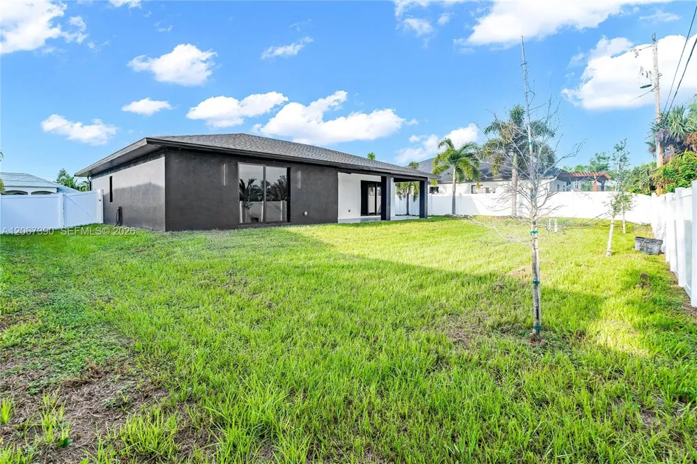 2700 2700 SW Ember Ter Cape Coral, FL 33991