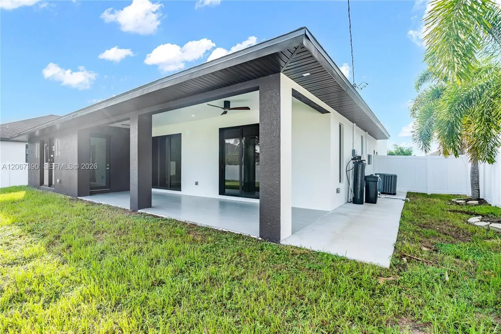 2700 2700 SW Ember Ter Cape Coral, FL 33991