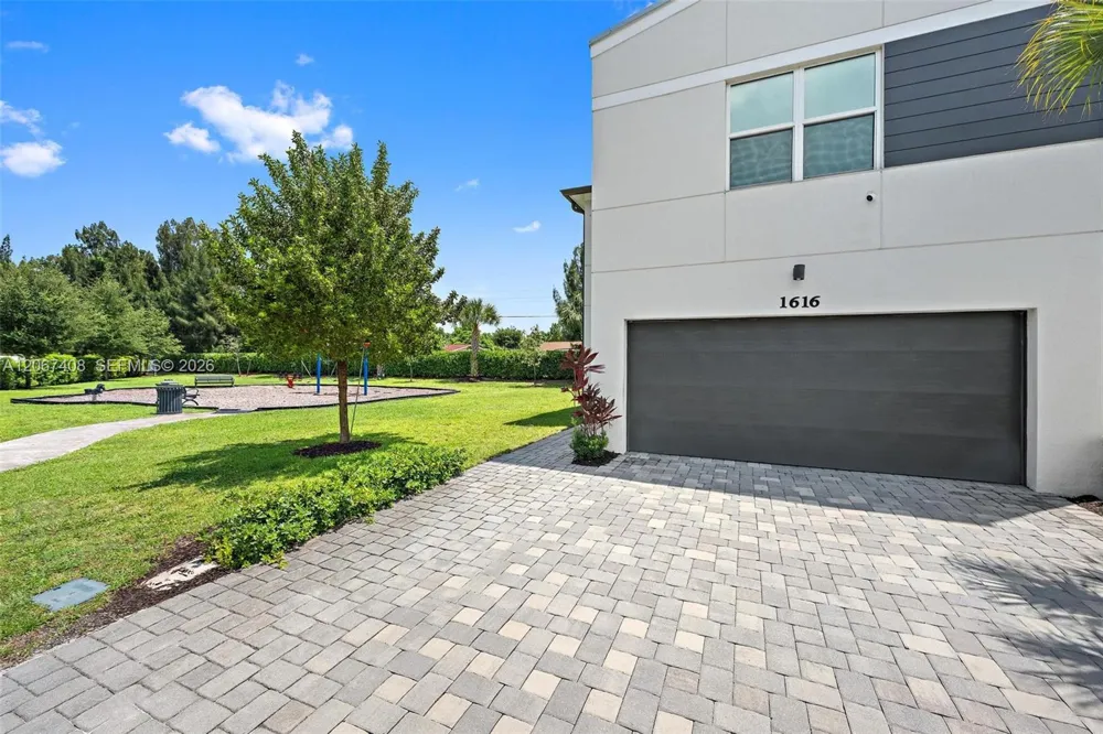 1616 Lindley St Mangonia Park, FL 33407
