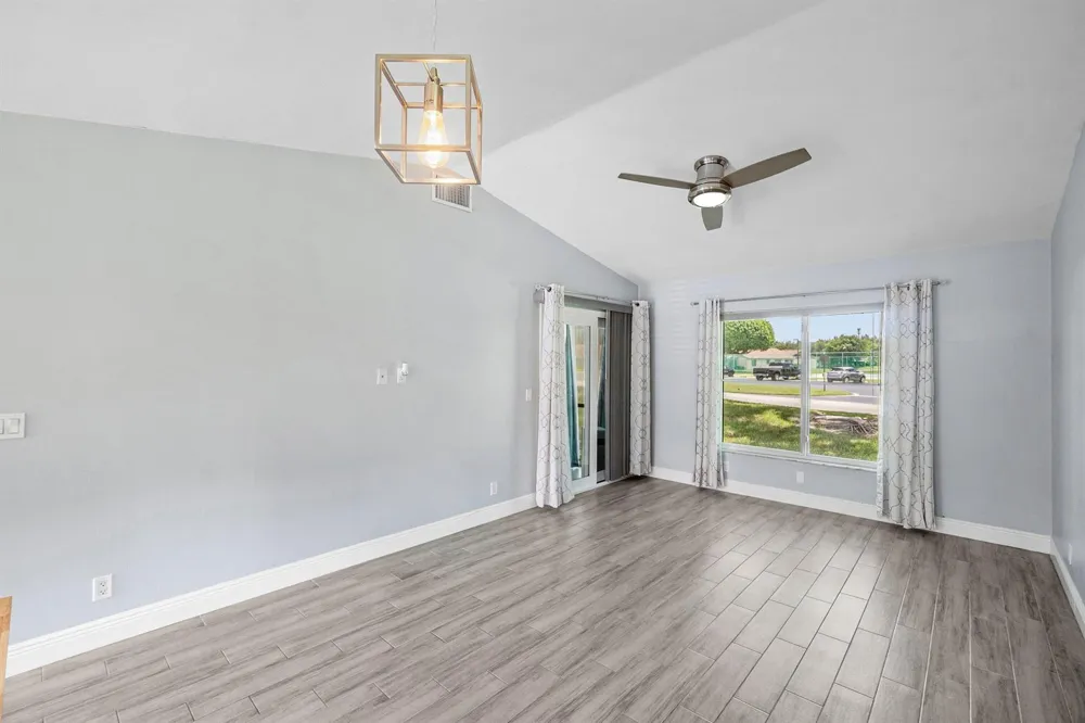 28 Via De Casas Norte Boynton Beach, FL 33426