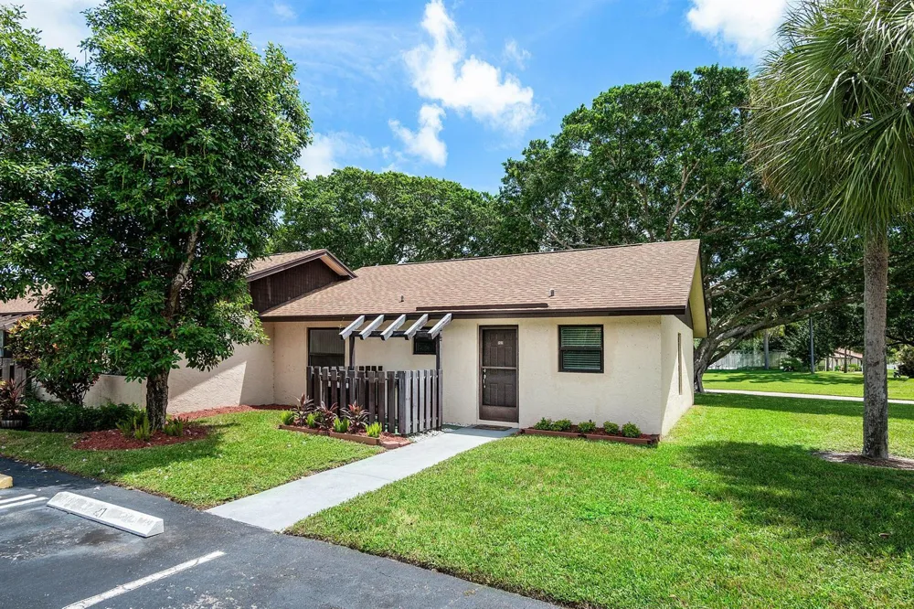 28 Via De Casas Norte Boynton Beach, FL 33426