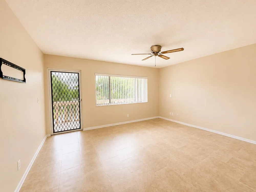 555 Purdy Lane #Unit 309 Palm Springs, FL 33461