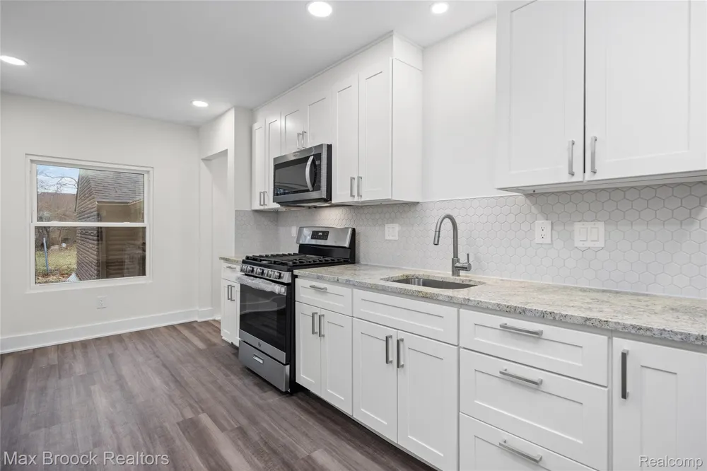 17348 Hilton Street Southfield City, MI 48075