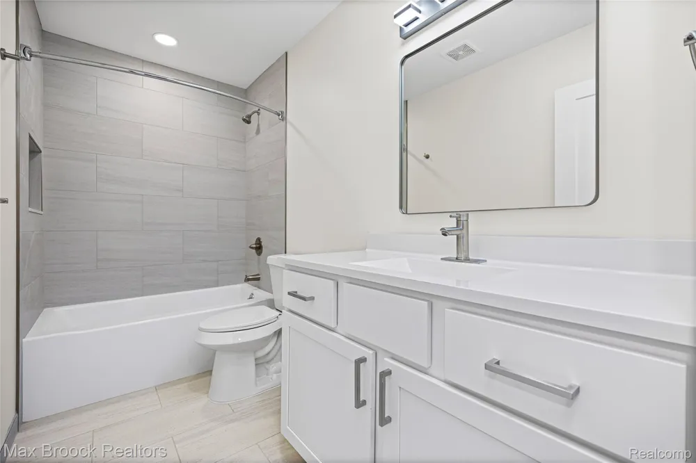 17348 Hilton Street Southfield City, MI 48075