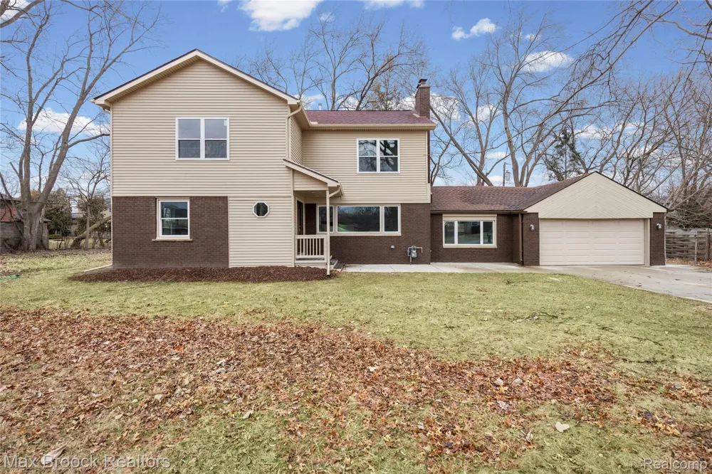 17348 Hilton Street Southfield City, MI 48075