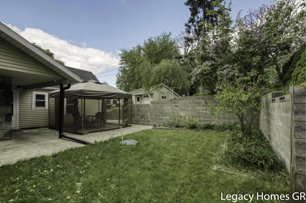 762 Parkwood Drive Six Lakes, MI 48886