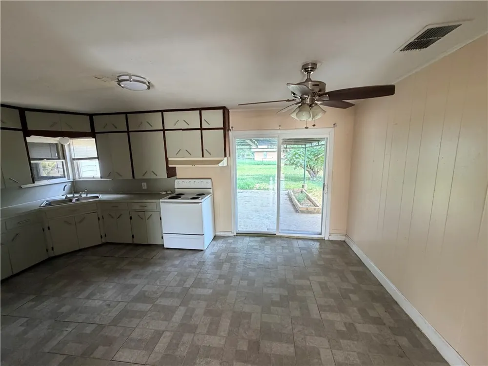 10420 Sixth Street Pettus, TX 78146