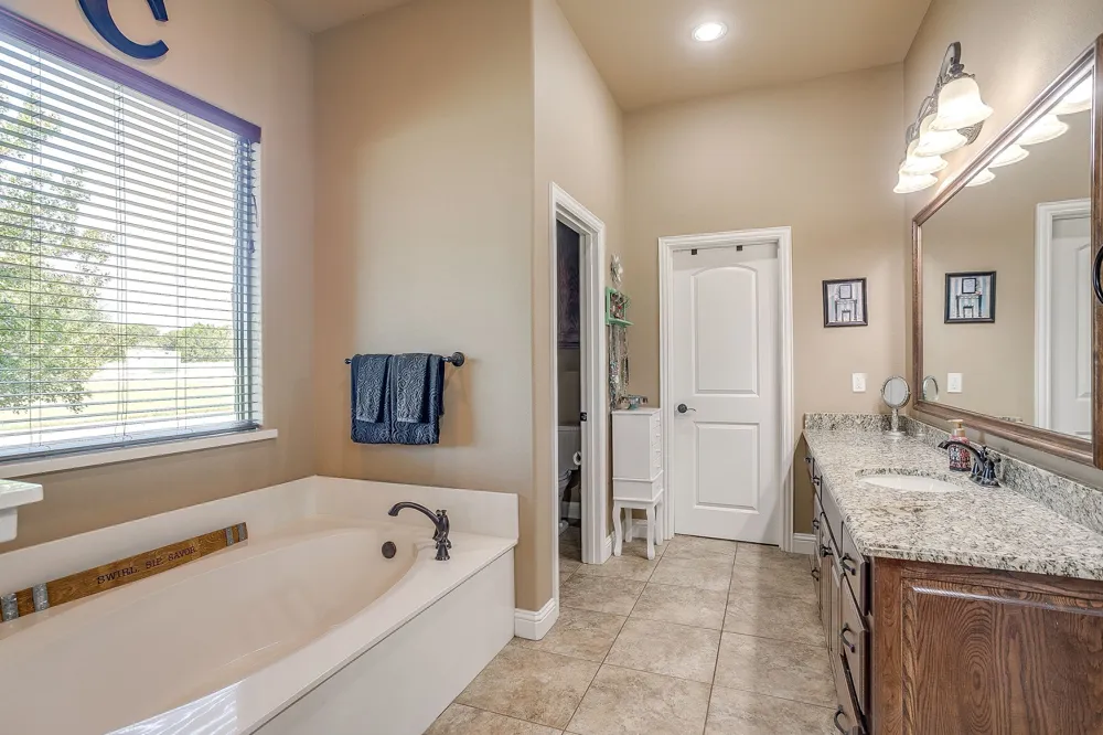 8401 Fullerton Drive Cleburne, TX 76033