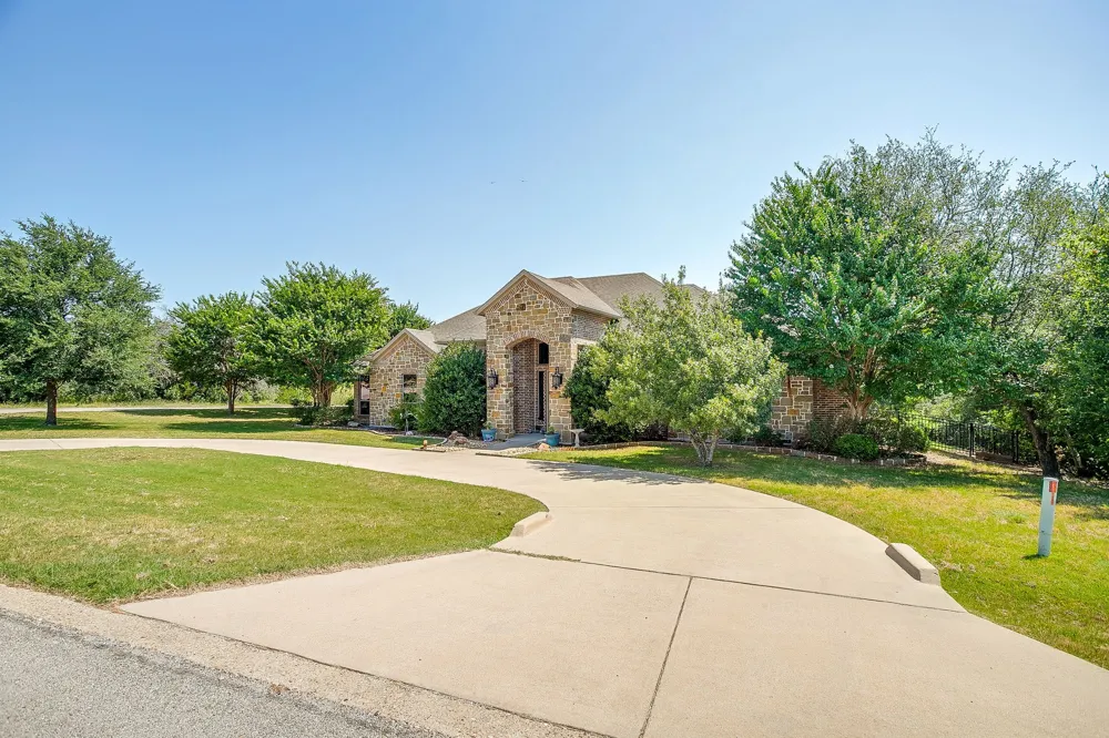 8401 Fullerton Drive Cleburne, TX 76033