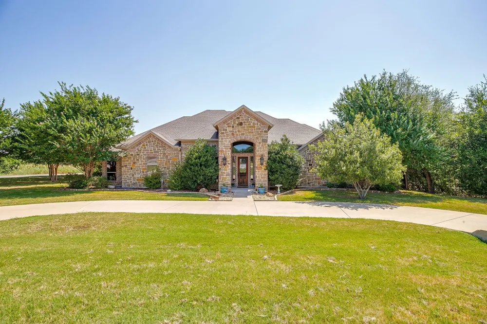 8401 Fullerton Drive Cleburne, TX 76033