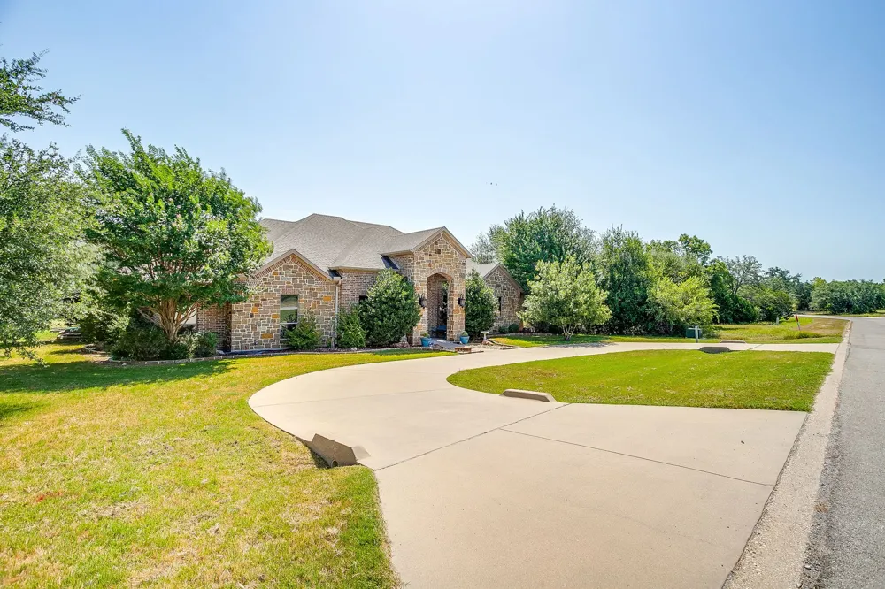 8401 Fullerton Drive Cleburne, TX 76033