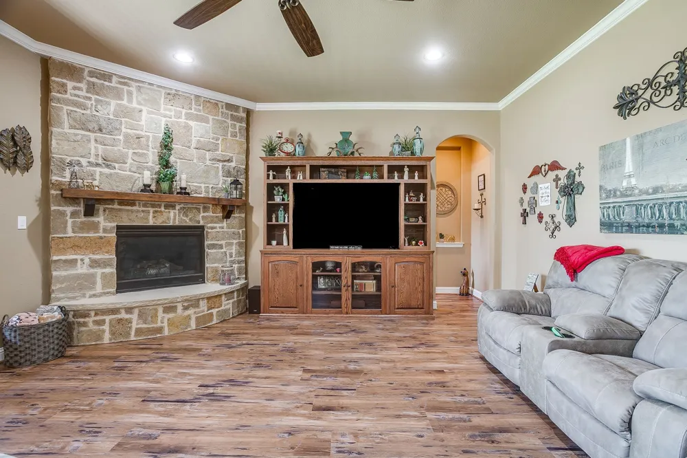 8401 Fullerton Drive Cleburne, TX 76033