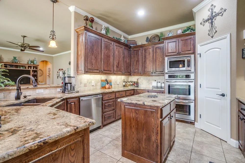 8401 Fullerton Drive Cleburne, TX 76033
