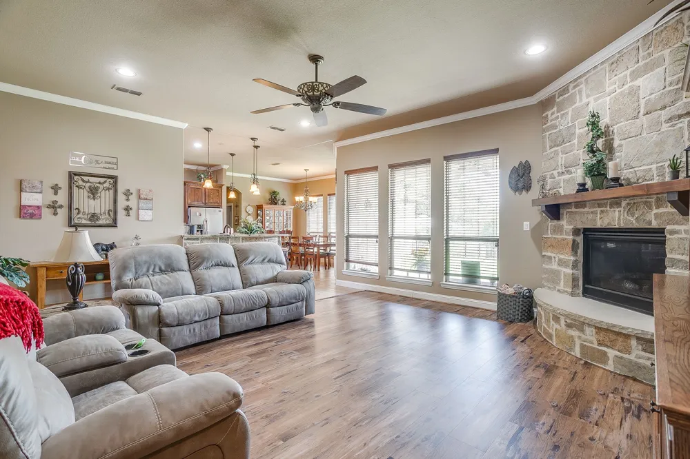 8401 Fullerton Drive Cleburne, TX 76033