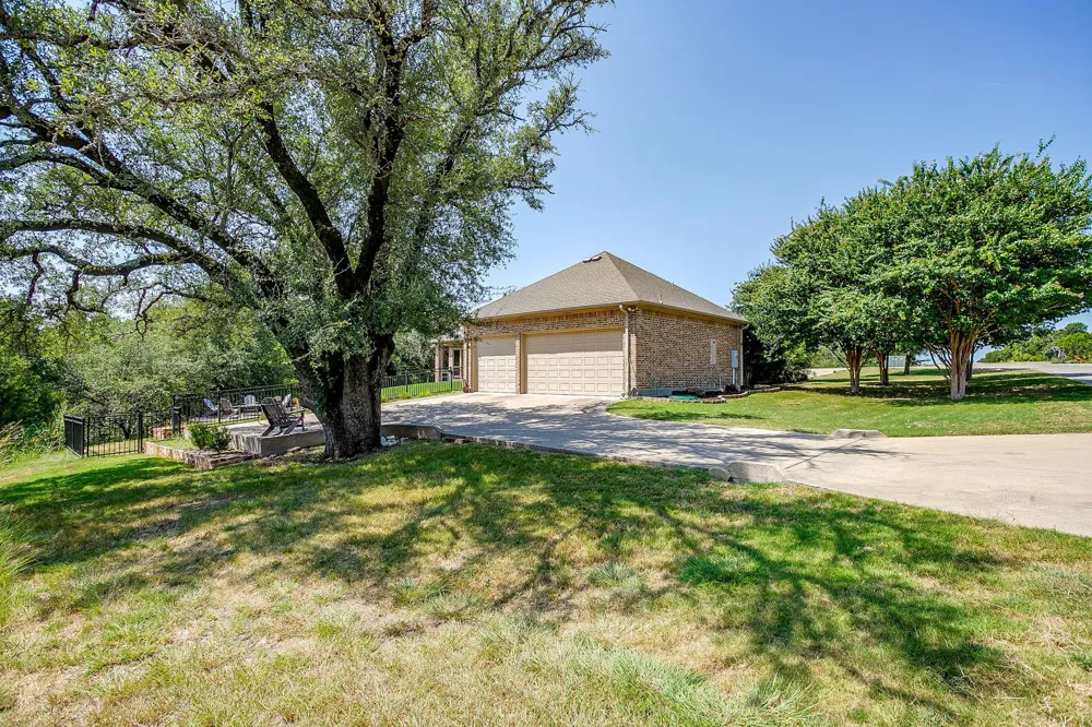 8401 Fullerton Drive Cleburne, TX 76033