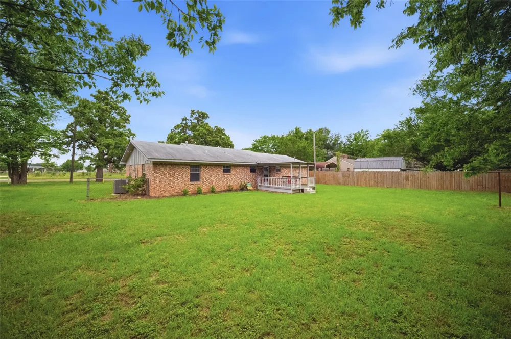 415 W Decherd Street Franklin, TX 77856