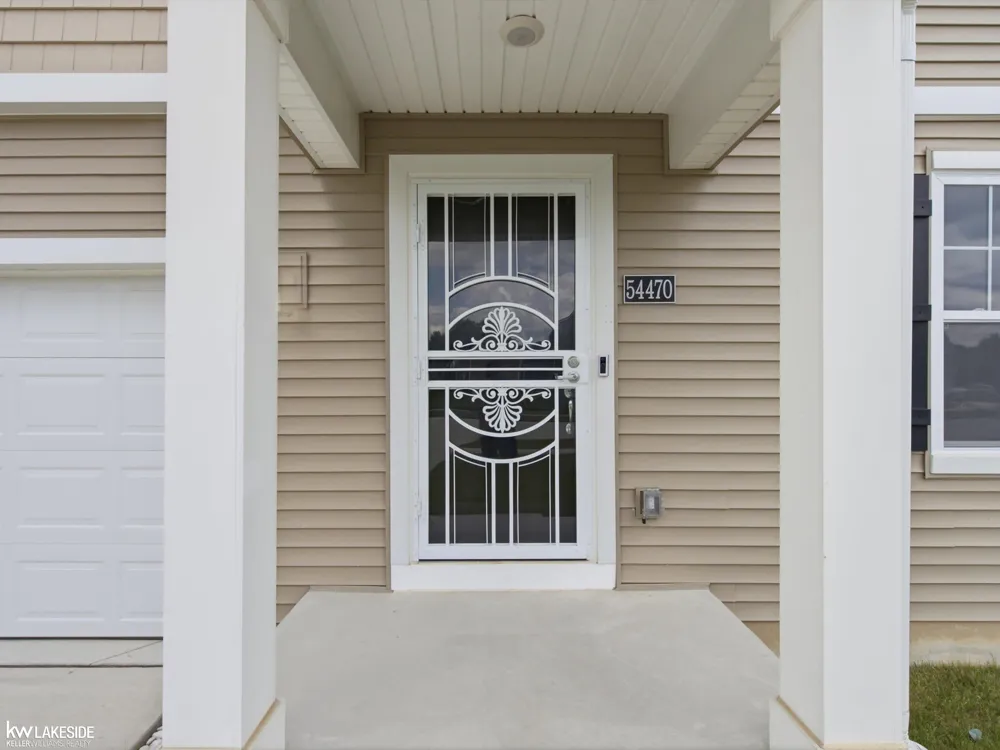 54470 Heron Circle Chesterfield Township, MI 48047