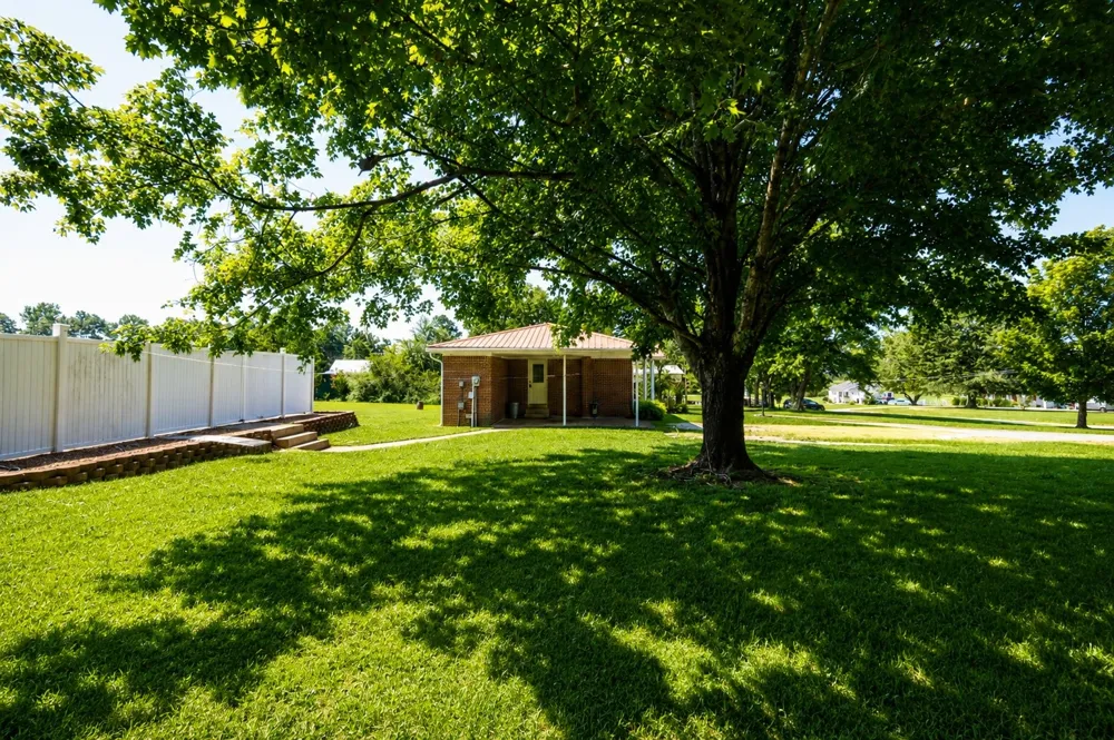 968 Old Nashville Hwy Mc Ewen, TN 37101