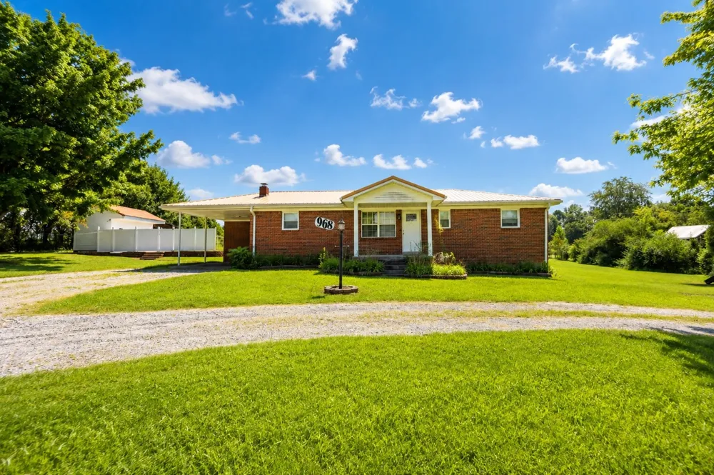 968 Old Nashville Hwy Mc Ewen, TN 37101