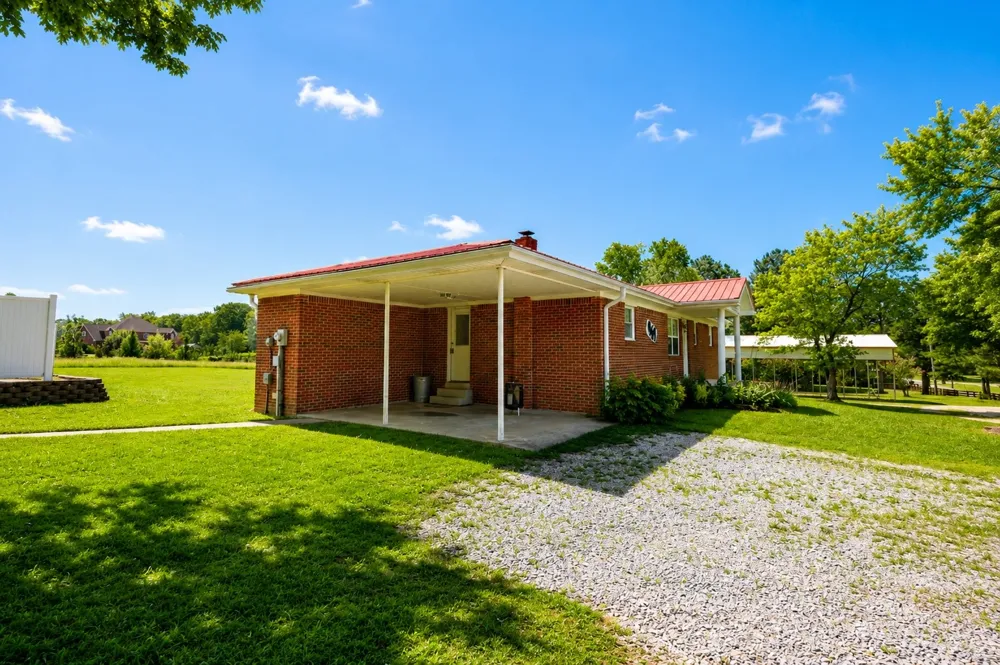 968 Old Nashville Hwy Mc Ewen, TN 37101