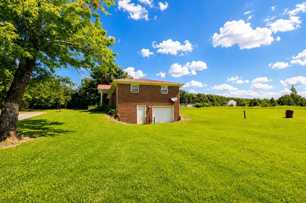 968 Old Nashville Hwy Mc Ewen, TN 37101