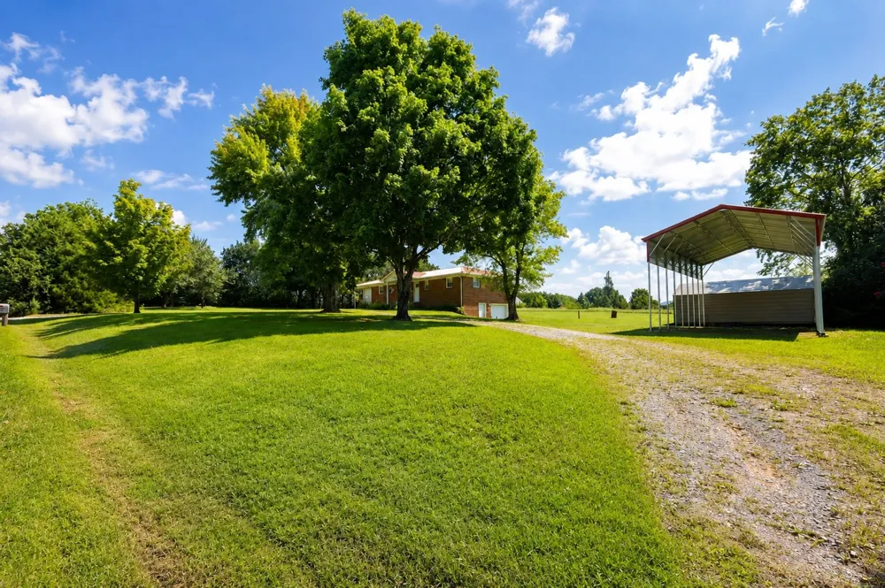 968 Old Nashville Hwy Mc Ewen, TN 37101