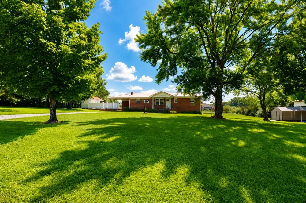 968 Old Nashville Hwy Mc Ewen, TN 37101