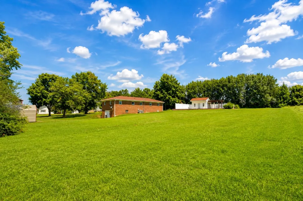 968 Old Nashville Hwy Mc Ewen, TN 37101