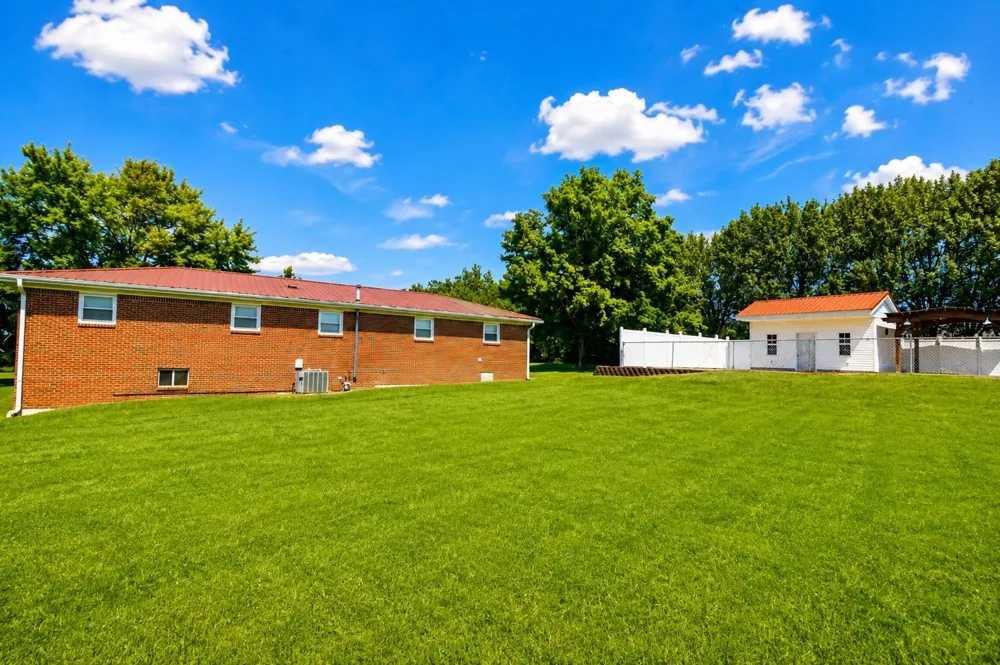968 Old Nashville Hwy Mc Ewen, TN 37101