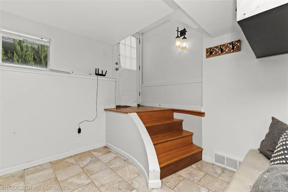 313 Castell Avenue Rochester City, MI 48307