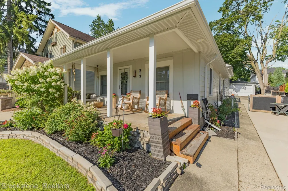 313 Castell Avenue Rochester City, MI 48307
