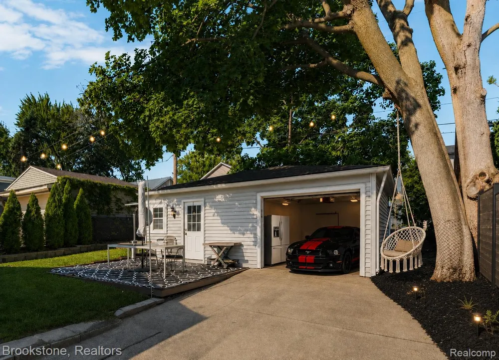 313 Castell Avenue Rochester City, MI 48307