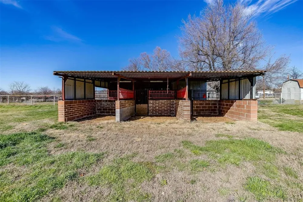 125 County Road 4850 Newark, TX 76071