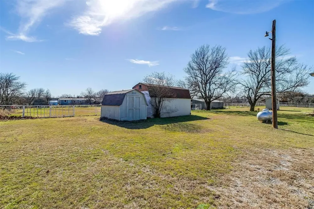 125 County Road 4850 Newark, TX 76071