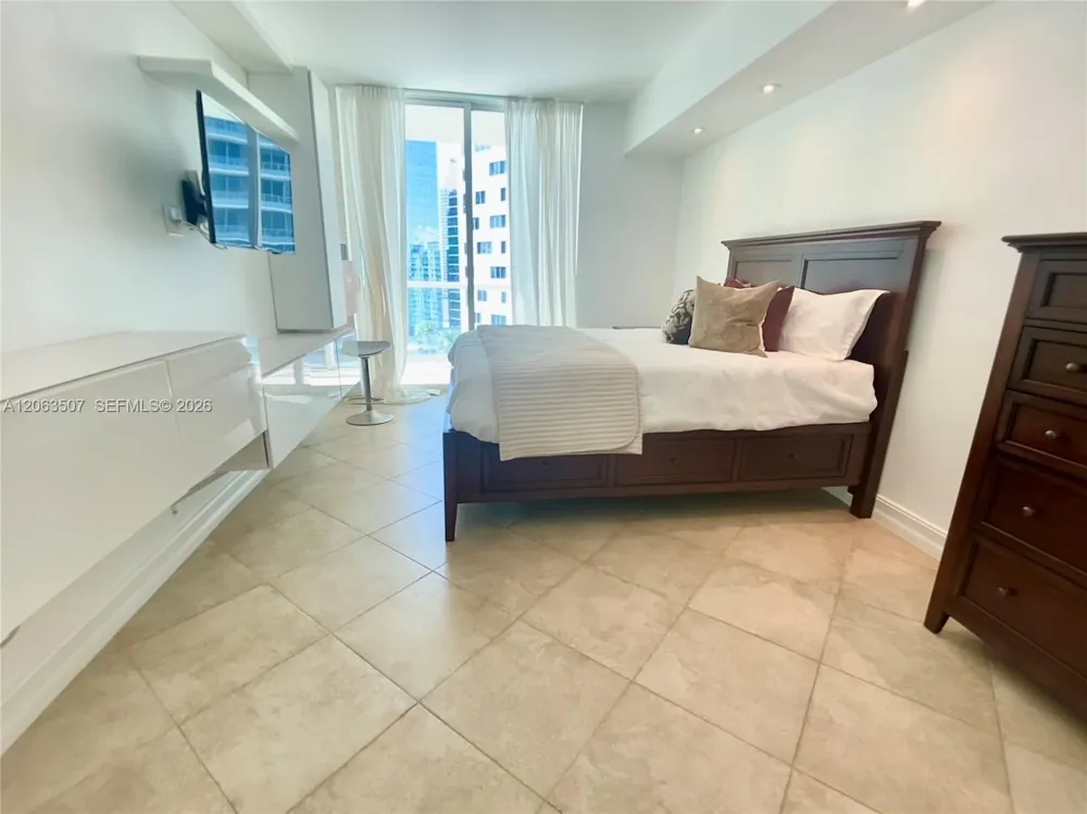 218 SE 14th St #2004 Miami, FL 33131