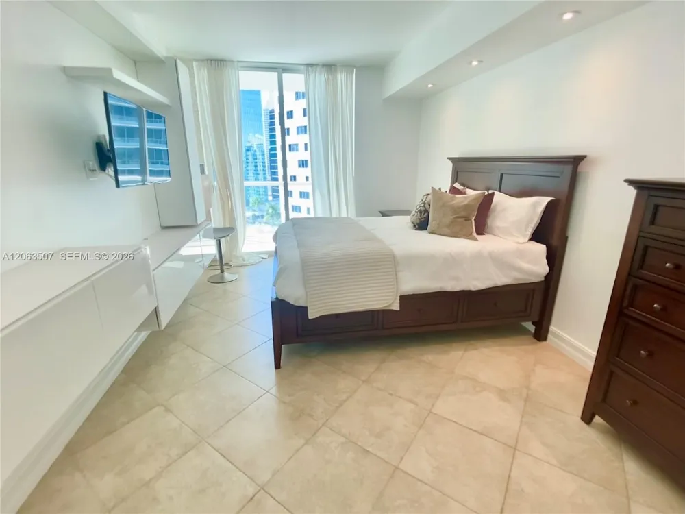 218 SE 14th St #2004 Miami, FL 33131