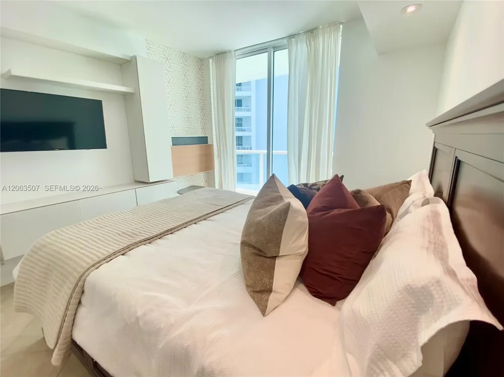 218 SE 14th St #2004 Miami, FL 33131
