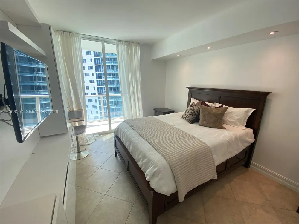 218 SE 14th St #2004 Miami, FL 33131