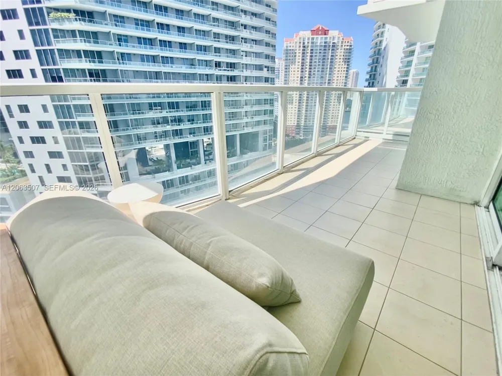 218 SE 14th St #2004 Miami, FL 33131