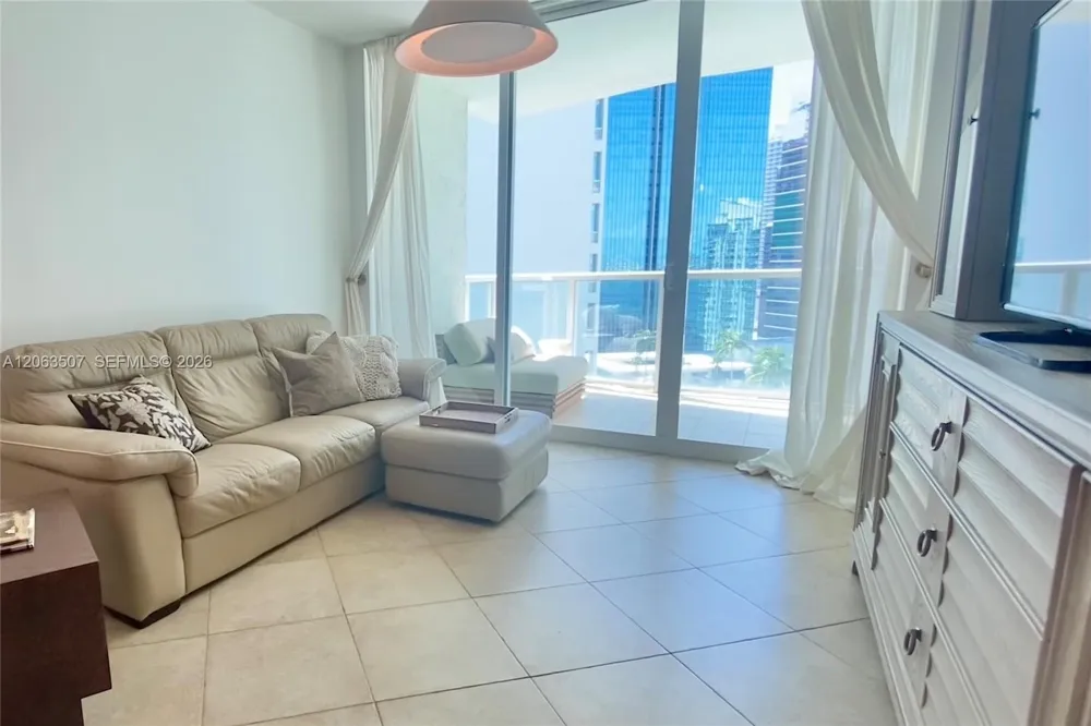 218 SE 14th St #2004 Miami, FL 33131