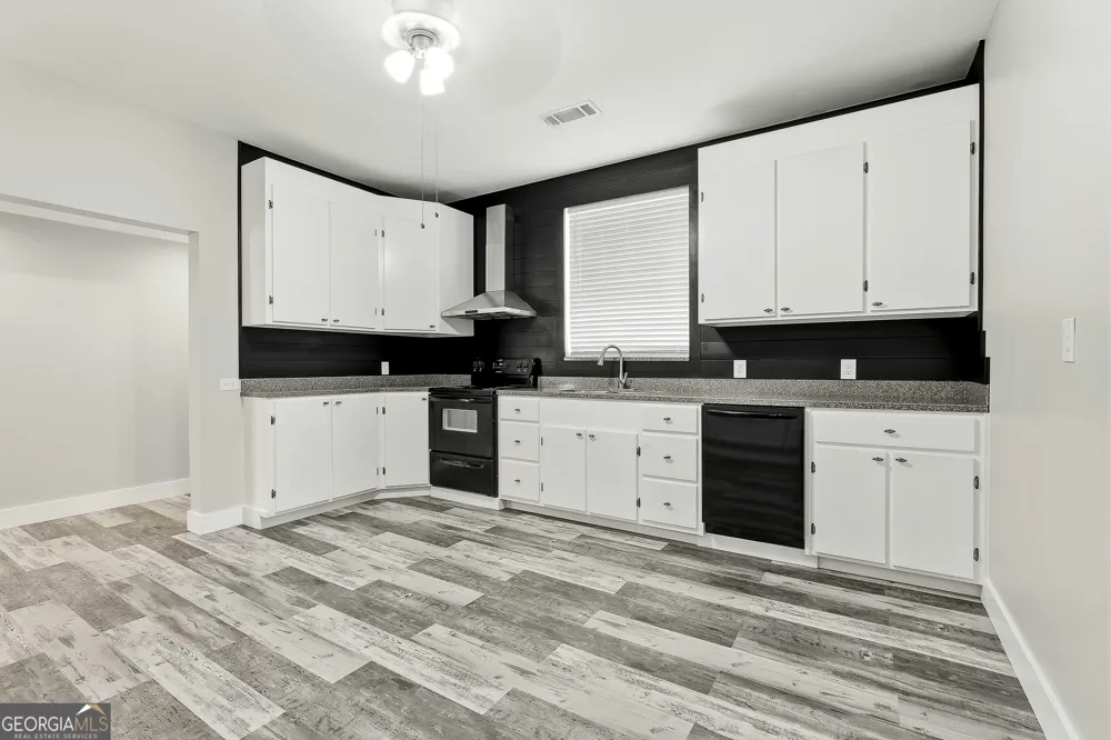 1966 Owens RD Woodbury, GA 30293