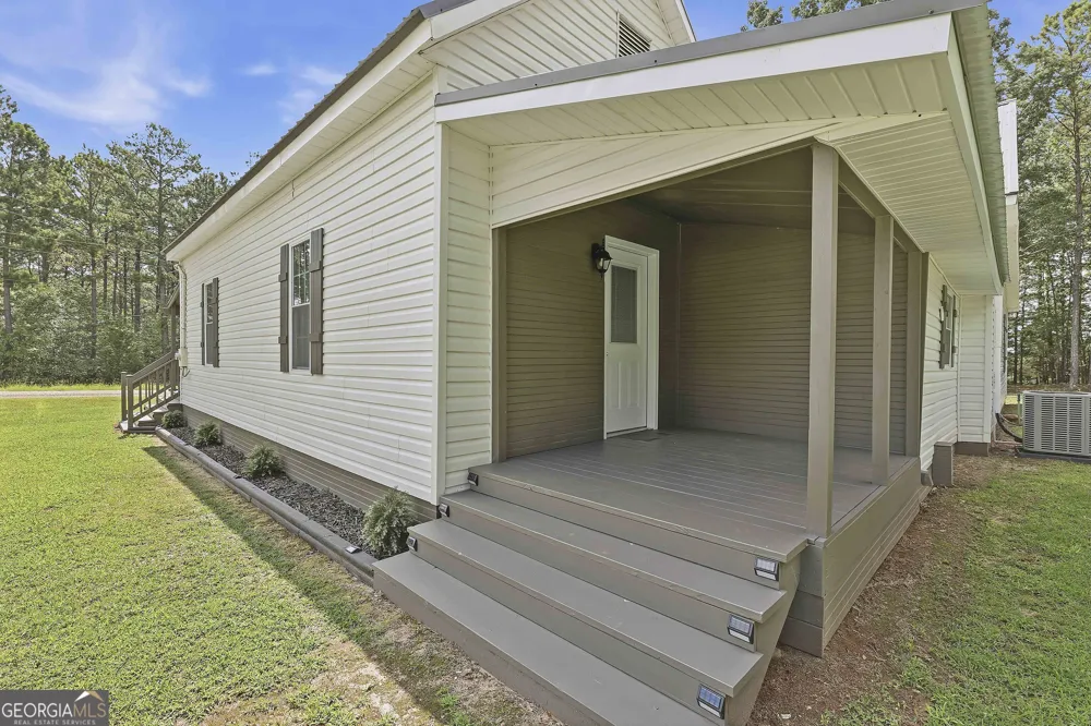 1966 Owens RD Woodbury, GA 30293