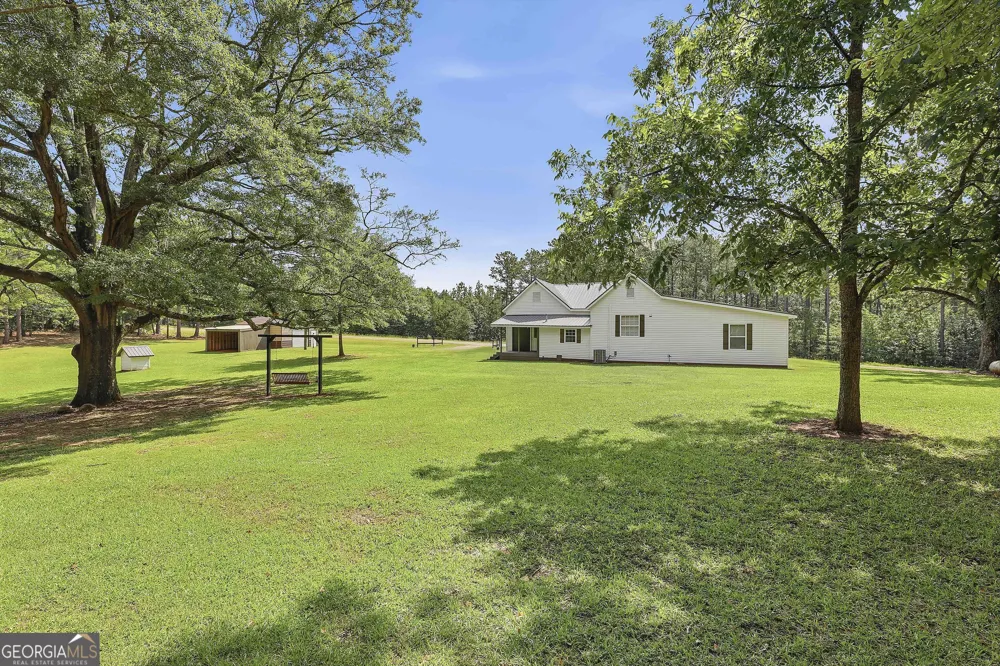 1966 Owens RD Woodbury, GA 30293