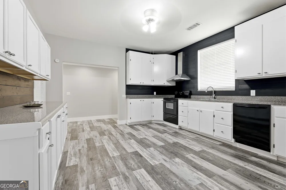 1966 Owens RD Woodbury, GA 30293