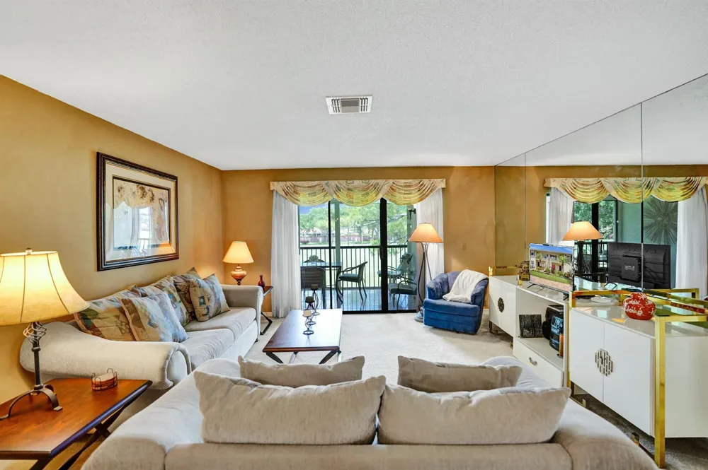 19 STRATFORD DRIVE E #Unit F Boynton Beach, FL 33436