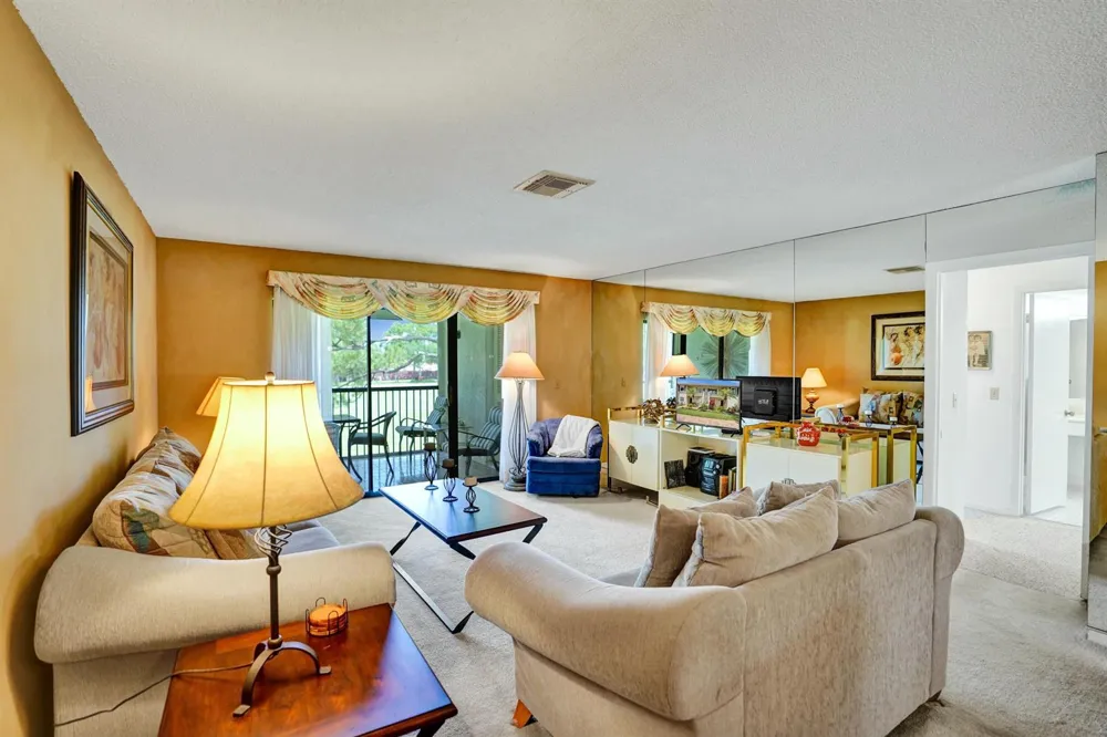 19 STRATFORD DRIVE E #Unit F Boynton Beach, FL 33436