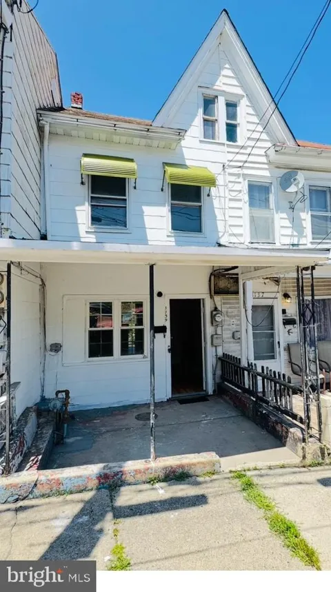 1139 W PINE STREET