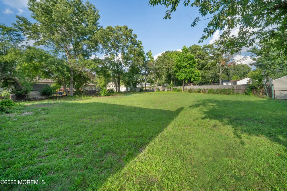 33 Glen Road Howell, NJ 07731