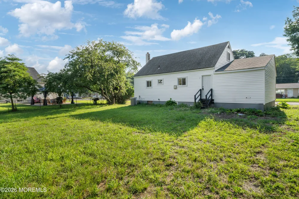 33 Glen Road Howell, NJ 07731