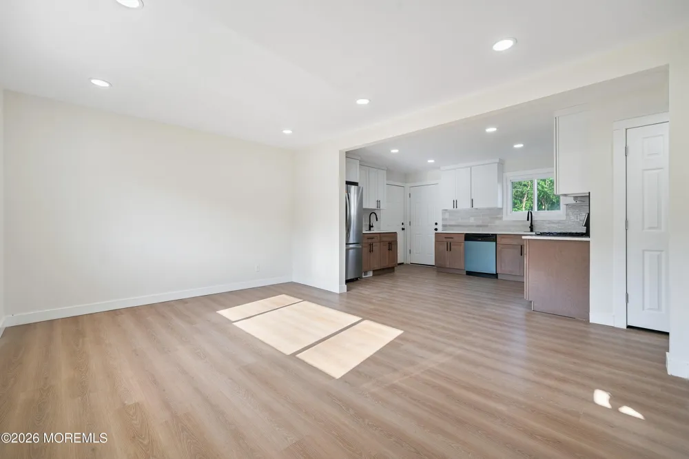 33 Glen Road Howell, NJ 07731